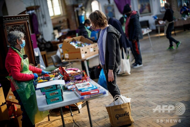 新型コロナ死者、英で初めて1日100人超え 「津波」のように患者殺到