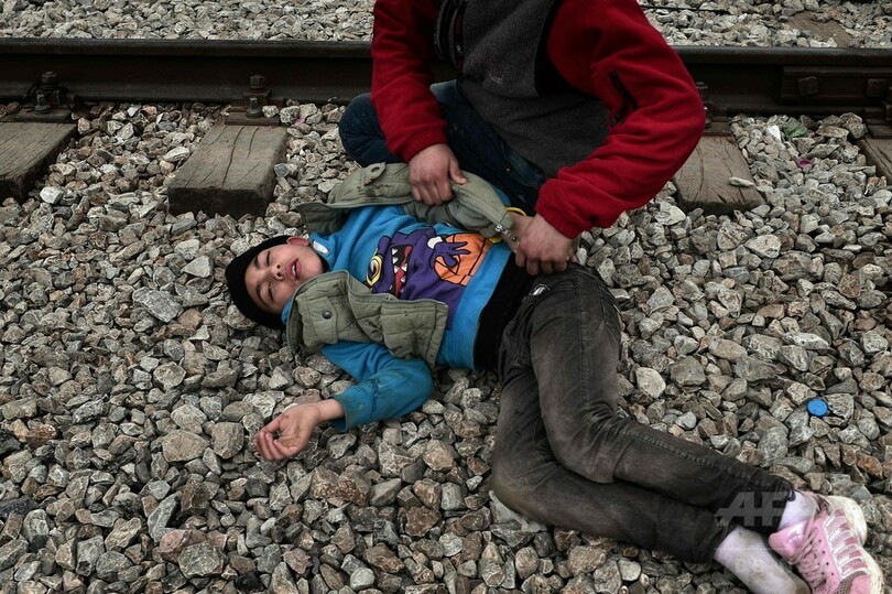 足止めの難民ら、国境の強行突破試みる ギリシャ・マケドニア