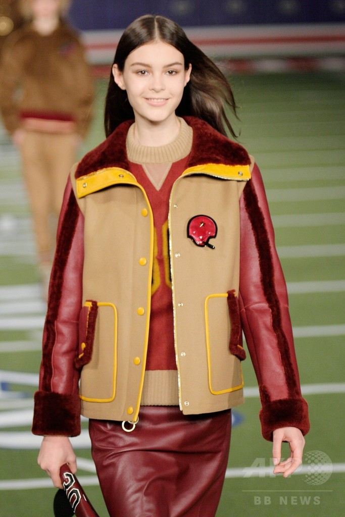 会場はアメフト一色、「トミー ヒルフィガー」15/16年秋冬