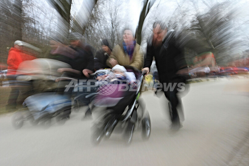 チェコ各地でベビーカーレース、泣き出す子どもも