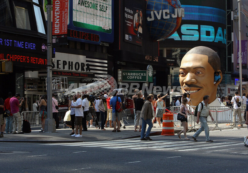 映画『デイブは宇宙船』、エディ・マーフィーの巨大レプリカ出現