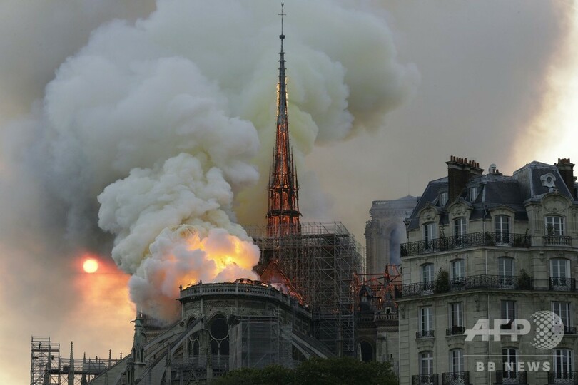 ノートルダム火災は「神罰」、セルビア大衆紙が見出し掲げる