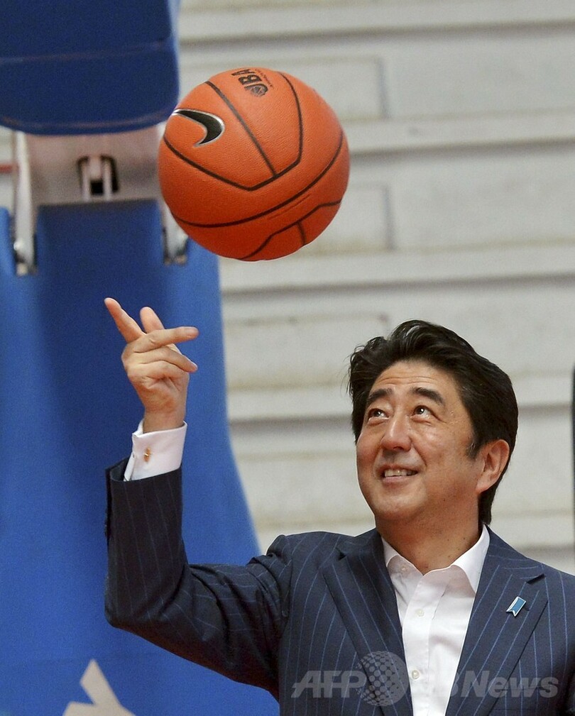 華麗な？ボールさばき、モザンビーク訪問の安倍首相