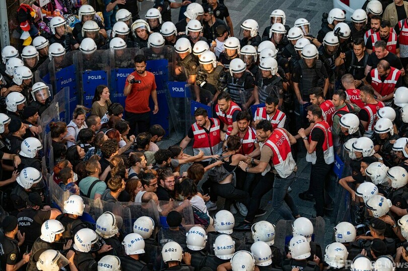 【今日の1枚】白いヘルメットがデモ隊を包囲 トルコ
