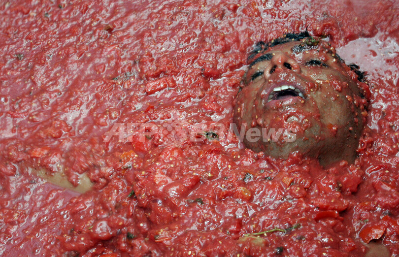 スペインの街、恒例のトマト祭りで真っ赤に染まる