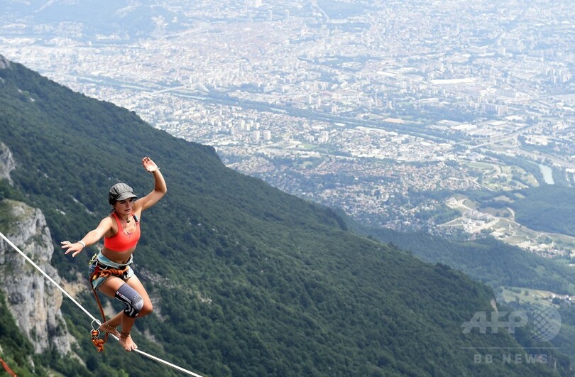 超高所でハラハラ綱渡り