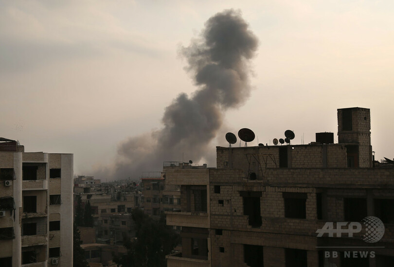 シリア首都近郊に政府側が空爆 子供4人含む民間人17人死亡