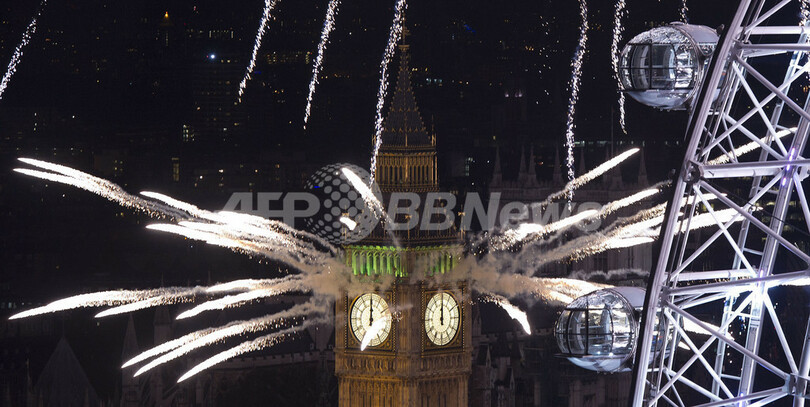 各地で鮮やかな花火、新年を迎えた世界 経済危機の影も