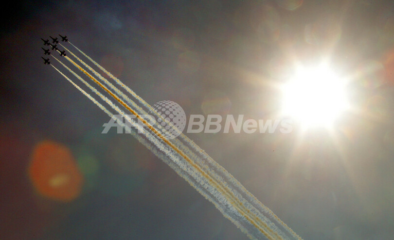 ベルリン国際航空宇宙ショー、圧巻のアクロバット飛行 ドイツ