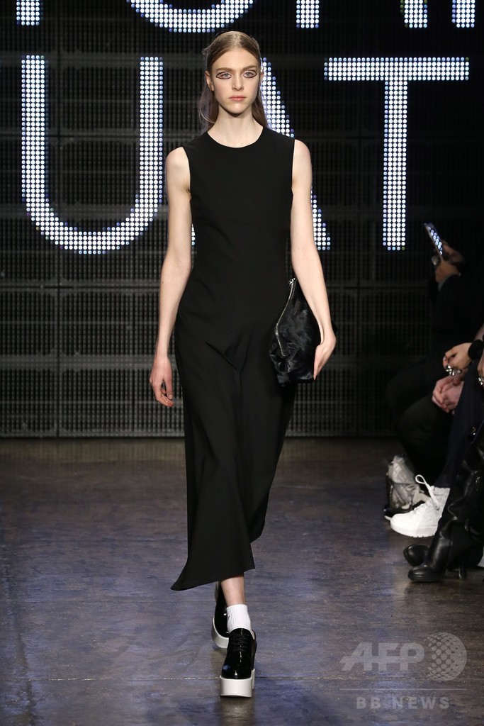 NYを照らすライトやネオンをカラーパレットに、「DKNY」15/16年秋冬