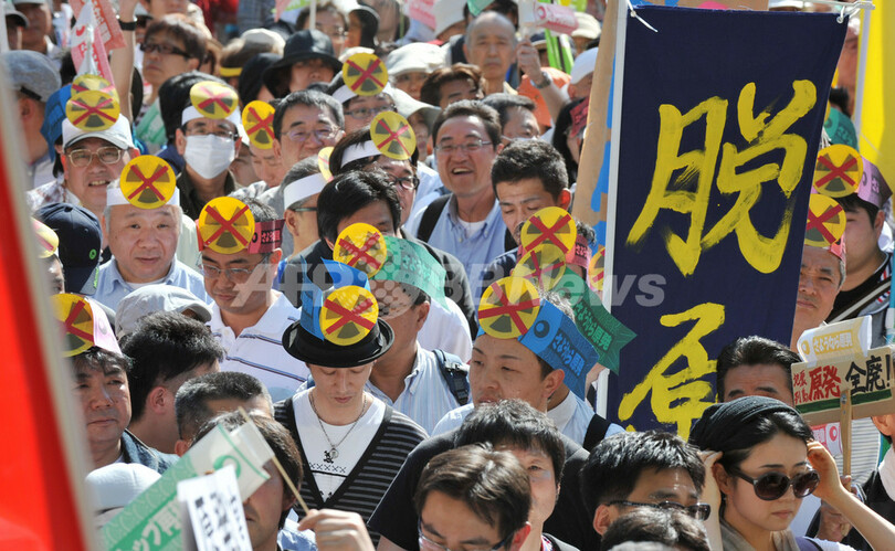 都内で脱原発求めるデモ行進