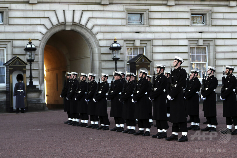 英海軍がバッキンガム宮殿の警護に、衛兵交代式357年の歴史で初