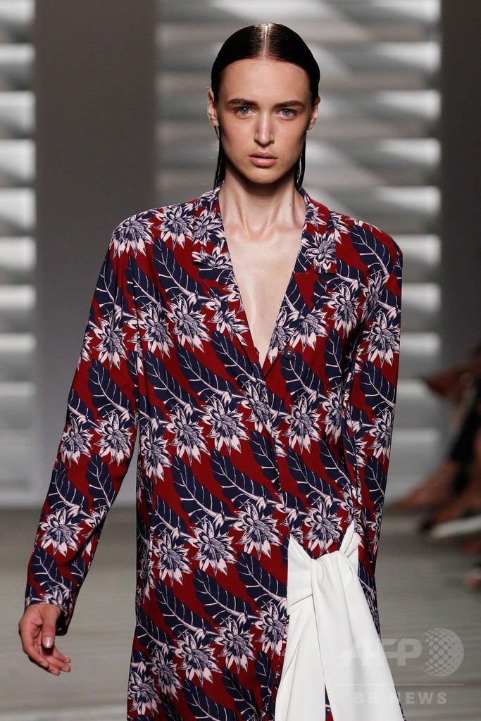 ボタニカルモチーフでエキゾチックに、「タクーン」15年春夏