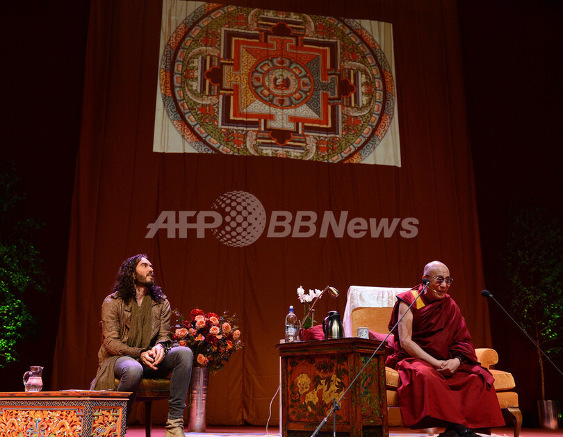 ダライ・ラマ14世が英国訪問、初日はラッセル・ブランドと共演