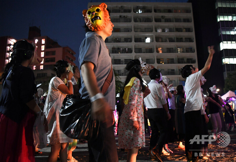 おとぎ話に迷い込んだよう? 東京でサイレント盆踊り