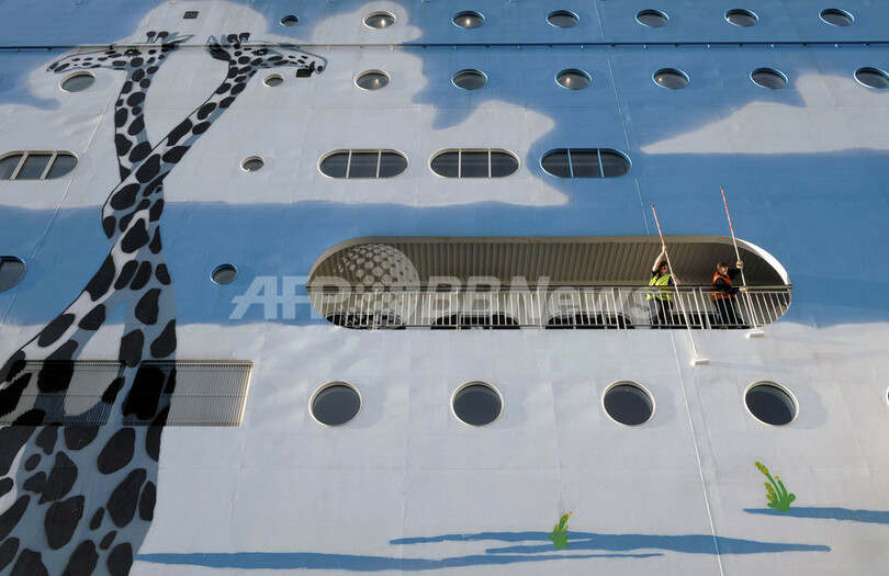 スウェーデンでフェリーに描かれた巨大キリン