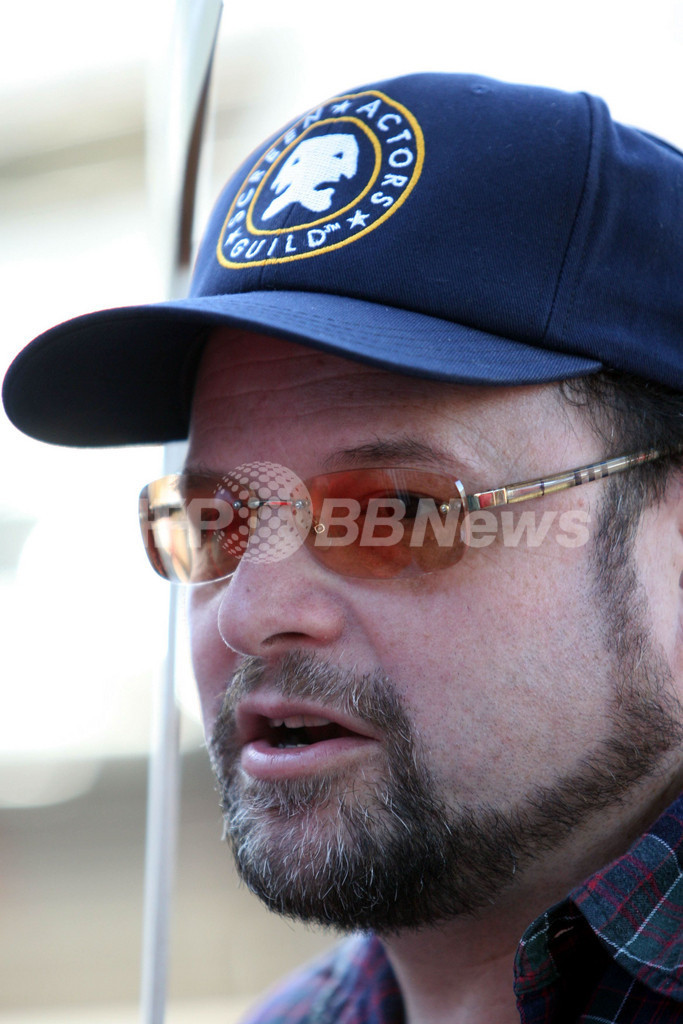 俳優ベン・スティラーら　米脚本家ストライキのデモ行進に参加