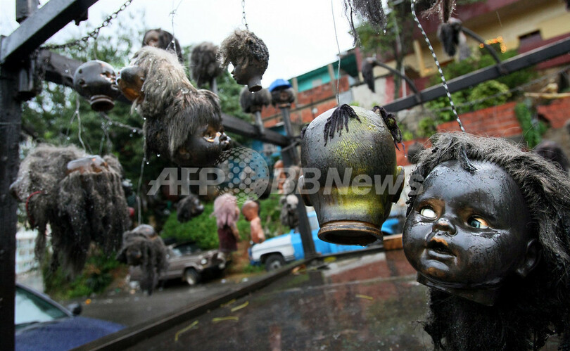 トラックの荷台で不気味な人形展、子どもたちも驚きの表情 ベネズエラ