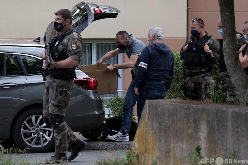 仏で警官刺傷 「過激派」の容疑者、警察との銃撃戦で死亡
