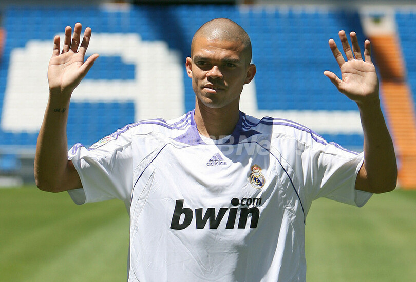 ペペ サンチャゴ・ベルナベウでの入団会見に臨む