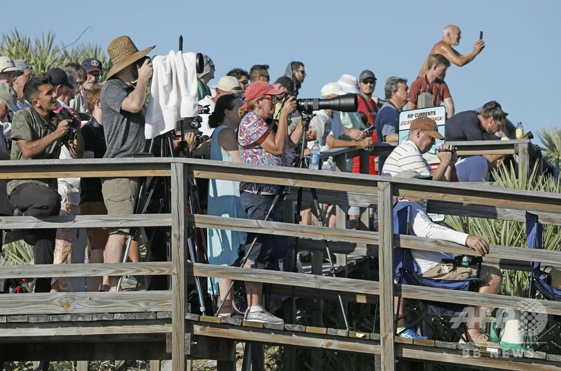 スペースXの最強ロケット「ファルコンヘビー」、初の商業打ち上げに成功