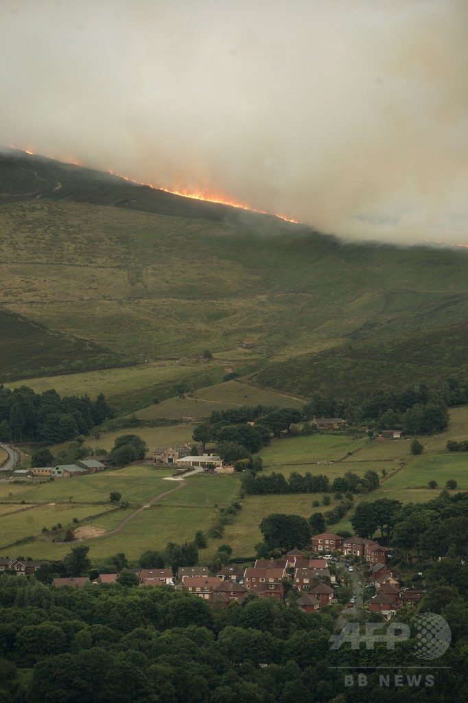 英イングランド北部で異例の規模の原野火災、多数の世帯が避難