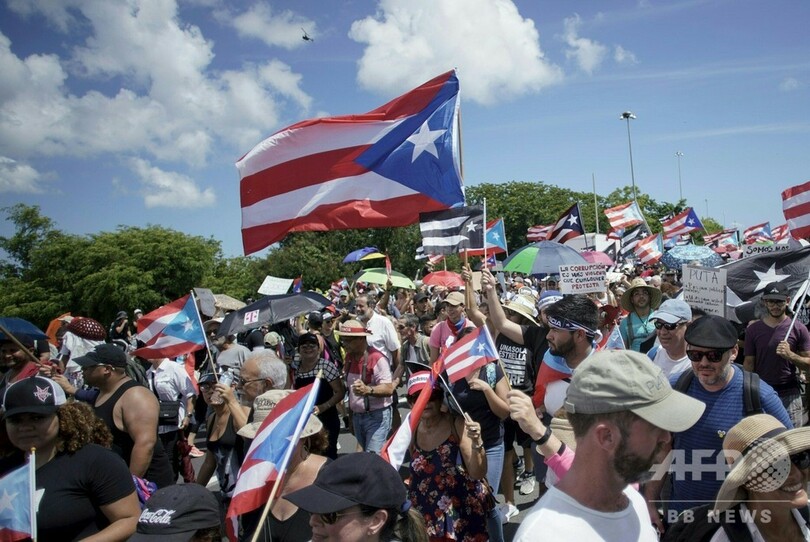 米領プエルトリコ、知事辞任求め大規模デモ 歌手R・マーティンさんも行進