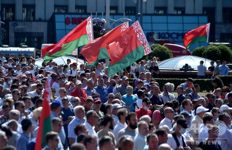ベラルーシで歴史的大規模デモ、大統領は続投強調