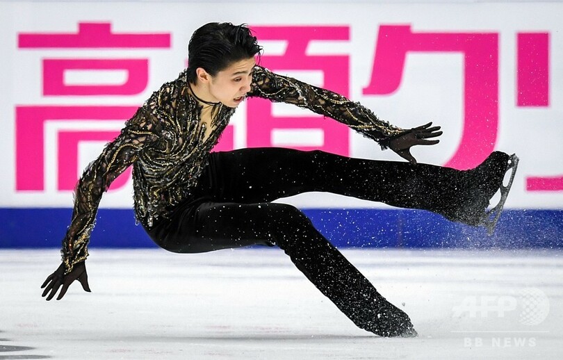 羽生がロシア杯優勝、右足首負傷も滑り切る GP2連勝