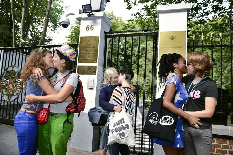 反同性愛法に抗議、ロシア大使館前で「キス・イン」