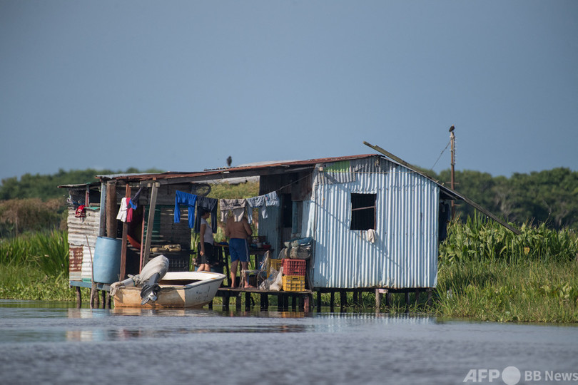 泥に沈むラグーンの村 ベネズエラのコンゴミラドール