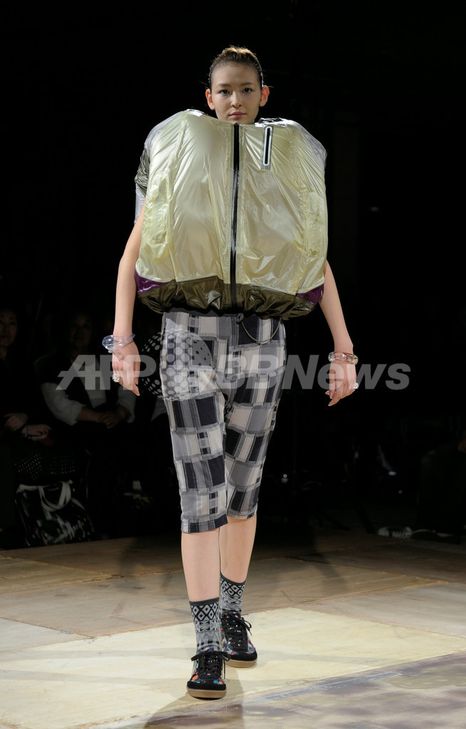 ＜11年春夏東京コレクション＞アンリアレイジ、新作を発表