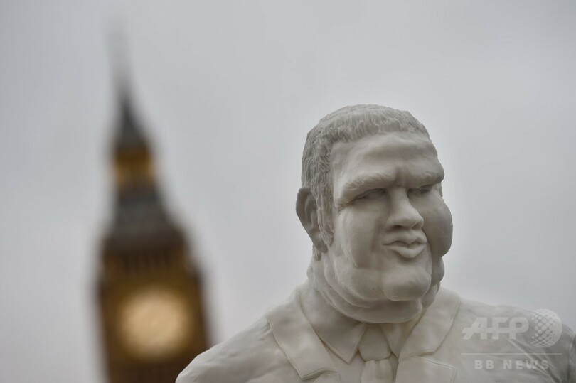 砂糖取りすぎないで、太った砂糖の像でアピール 英ロンドン