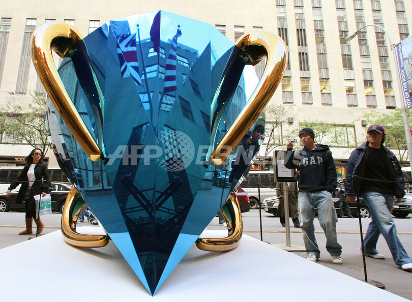 ジェフ・クーンズの巨大ダイヤモンド、NYクリスティーズに展示される