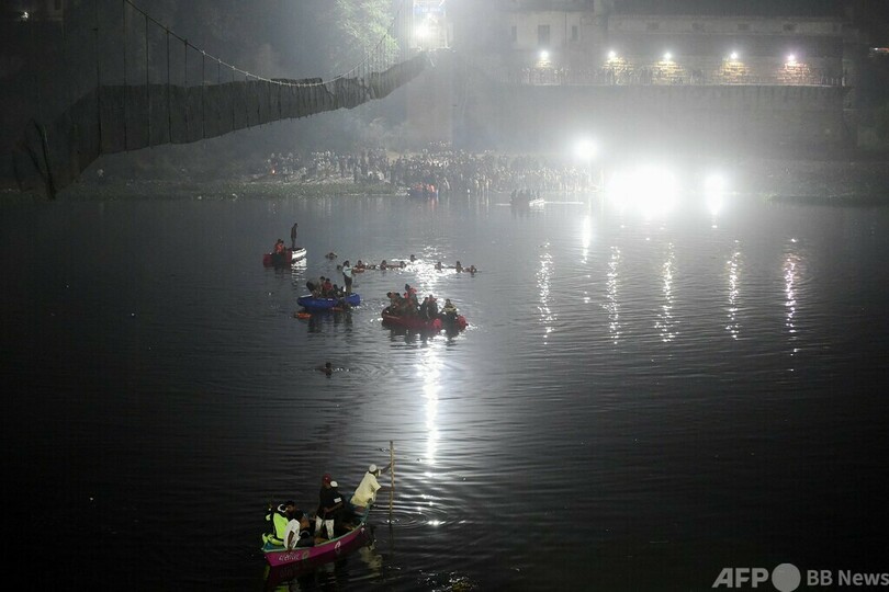 インドでつり橋崩落、120人死亡