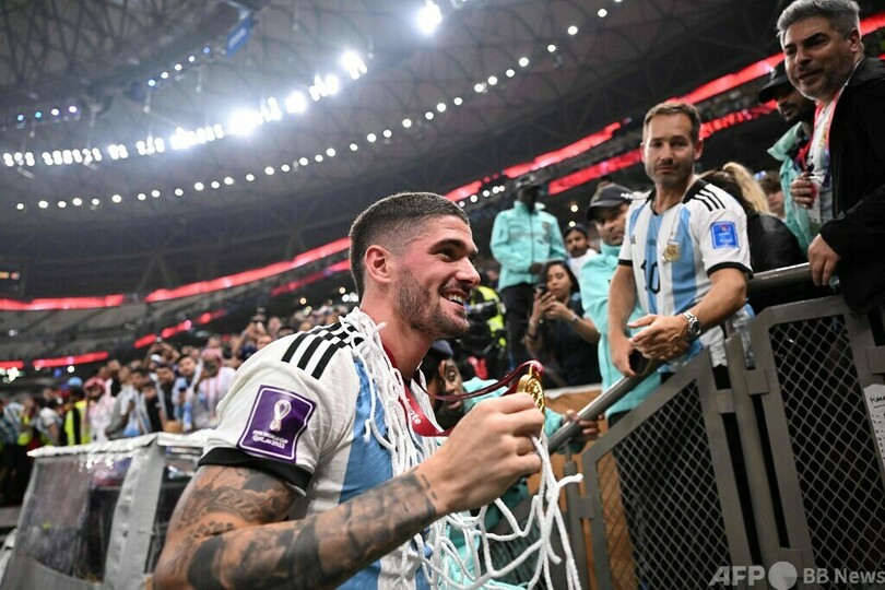 王者アルゼンチン、ピッチでファンと歓喜 カタールW杯