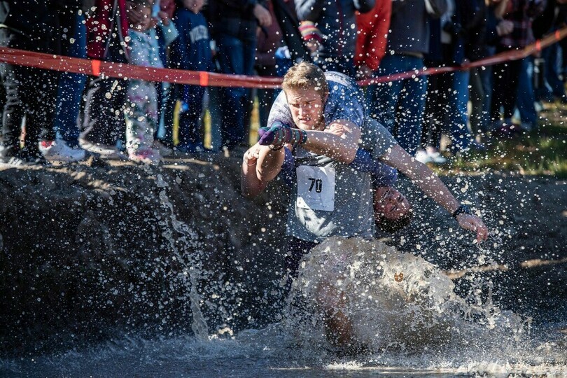 一心同体で障害物レース 米で「妻運び選手権」