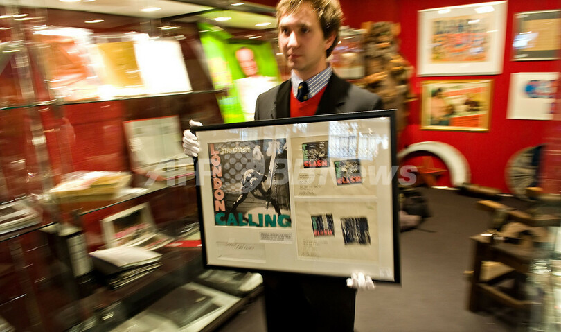 マイケル着用の靴と帽子、オークションで高額落札