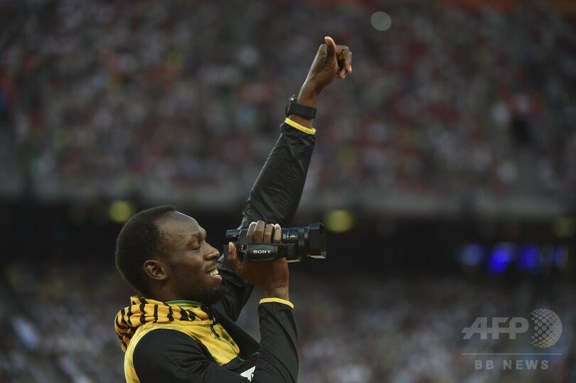 金メダルを手にするボルト、男子100m表彰式―第15回世界陸上