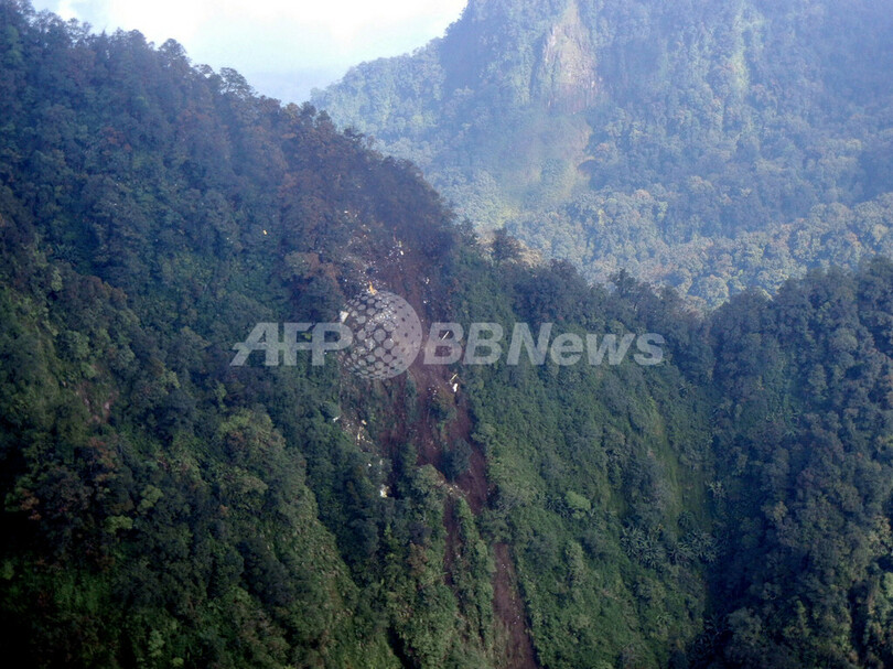 インドネシアで不明のスホイ旅客機、残骸を発見