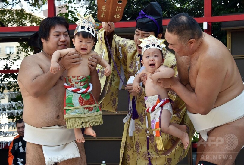 赤ちゃんの健康を祈願、都内で「一心泣き相撲」
