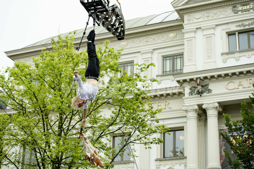 逆さ吊りのまま脱出芸を披露、オランダ・アムステルダム