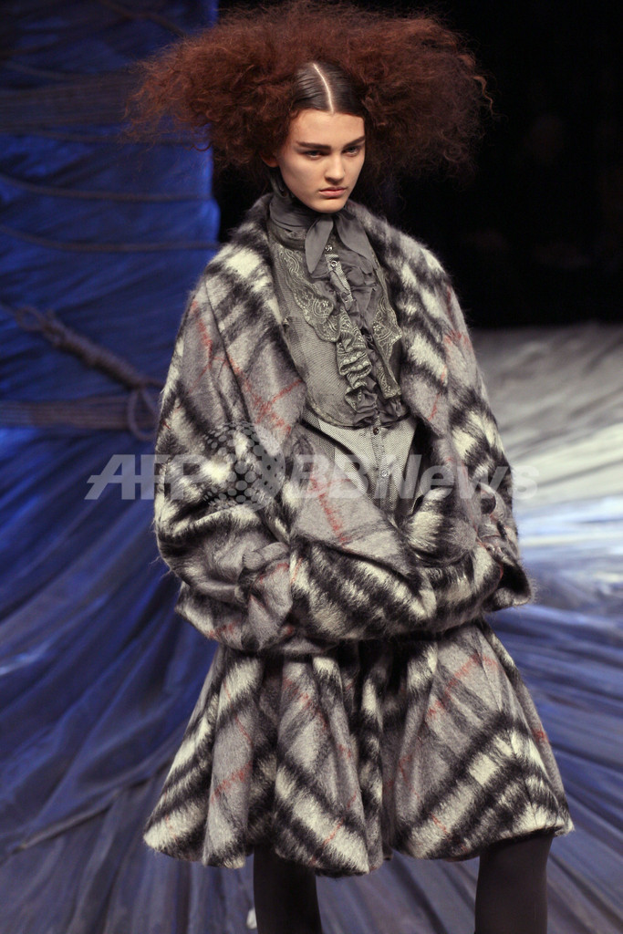 ＜08/09年秋冬パリ・コレクション＞アレキサンダー・マックイーン、新作を発表