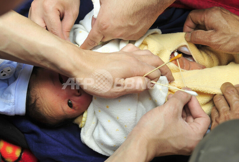 四川大地震、孤児に母乳与える女性警察官