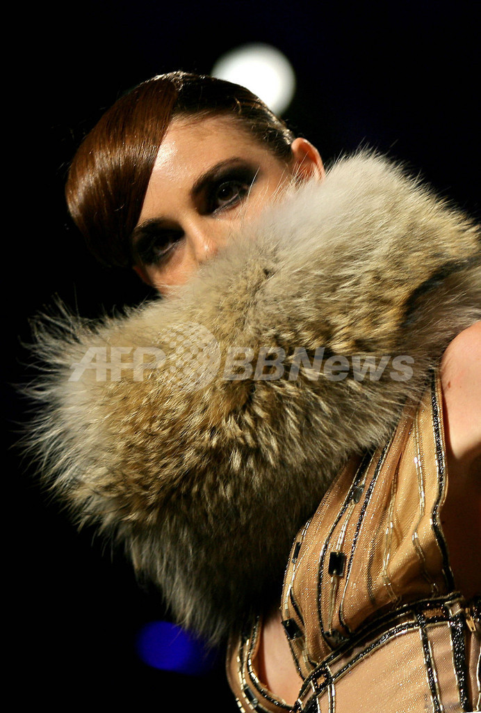 ＜07/08年秋冬ローマ・オートクチュールコレクション＞ファウスト・サルリ、新作を発表