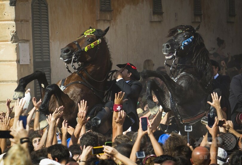 馬の胸たたくと幸運が、スペイン離島で伝統のサン・フアン祭り