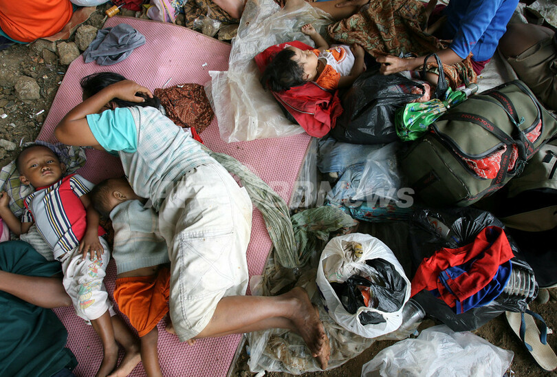 豪雨による洪水で数千人が避難 - インドネシア