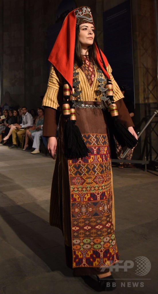 アルメニアの伝統的モチーフをショーで発表