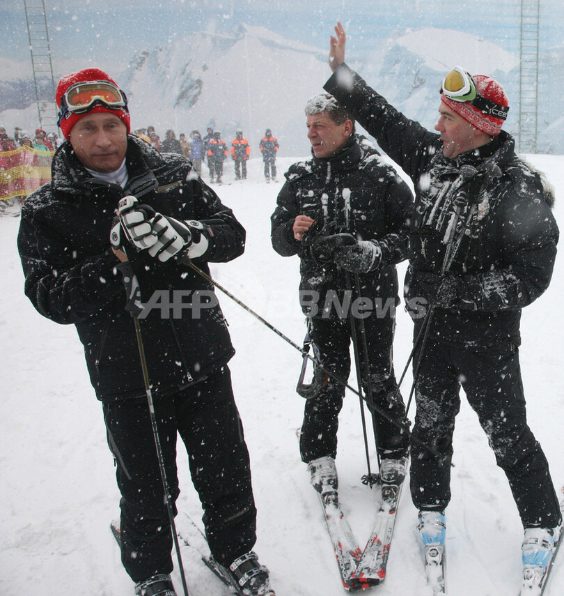 ロシアの統治者はどっち？大統領がプーチン首相に「お茶」おごる
