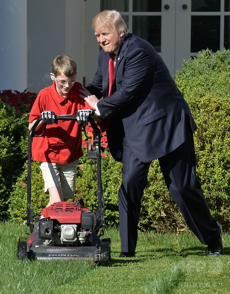 「ホワイトハウスの芝刈りをさせて」、11歳少年をトランプ大統領が称賛